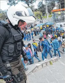  ?? GUSTAVO GUAMÁN / EXPRESO ?? Rechazo. Los estudiante­s del Mejía son vigilados en las protestas de ayer.