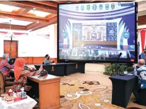  ?? JAWA POS ?? DIBUKA: Gubernur Khofifah Indar Parawansa saat pembukaan UMKM Expo yang digelar Bank Indonesia perwakilan Jatim di Gedung Negara Grahadi kemarin.