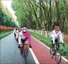  ??  ?? Competitor­s speed down a lane during the 2020 Giro d’Italia Ride Like A Pro Yangtze River Delta Open on Sunday. The 89- kilometer race was preceded by a day of family- focused activities ( right) in the Qingpu district of Shanghai.