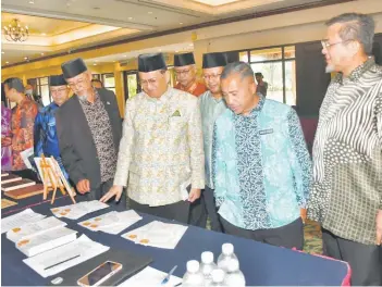  ?? ?? Arifin (fifth right) looking at the planned programme of the Internatio­nal Sabah Heritage Symposium, Malaysia 2024.