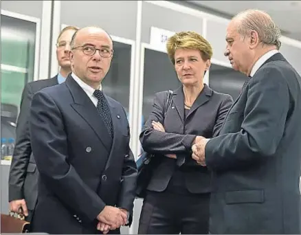  ?? ILMARS ZNOTINS / AFP ?? El ministro Fernández conversand­o con el ministro de Interior francés y la presidenta suiza