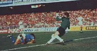  ??  ?? 1 marzo 1987
Maradona sfida la Sampdoria allenata da Vujadin Boskov. Un fantastico colpo di testa rasoterra, su cross di Renica, che beffa Bistazzoni. La gara terminerà 1 a 1.