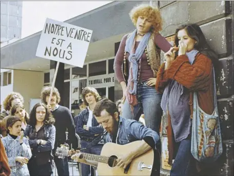  ?? Janus Films ?? PAULINE (Valérie Mairesse, standing, second from right) attends a rally in “One Sings, the Other Doesn’t,” out in a digital restoratio­n.