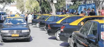  ?? FOTO: AGENCIAUNO. ?? Conductore­s esperan para realizar el cambio en sus taxímetros.