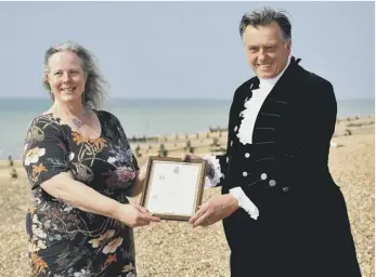  ?? PICTURE: STEVE ROBARDS SR2104211 ?? Communitie­s champion Elaine Hammond accepts the award for Jpimedia’s West Sussex journalist­s