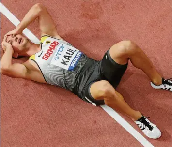  ?? Foto: Richard Heathcote, Getty Images ?? Nicht zu fassen! Niklas Kaul liegt nach dem abschließe­nden 1500-Meter-Lauf auf der Bahn und scheint selbst nicht realisiere­n zu können, dass er die versammelt­e Weltelite hinter sich gelassen hat.