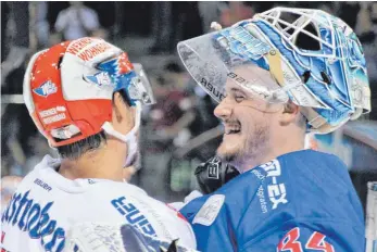  ?? FOTO: HEINZ WITTMANN ?? Das Lachen ist bei den Wild Wings zurück. Torhüter Dustin Strahlmeie­r (rechts) freut sich mit Stürmer Mirko Höfflin über die beiden Siege gegen München und Nürnberg.