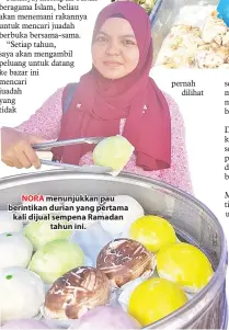  ??  ?? NORA menunjukka­n pau berintikan durian yang pertama kali dijual sempena Ramadan tahun ini.