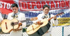  ??  ?? El mariachi Coyoacán se apostó afuera de la embajada de EU y entonó el himno de ese país, con el fin de unir a los pueblos de México y la Unión Americana.
