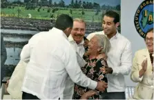  ?? MARTÍN CASTRO ?? Rosa Herminia Villar abraza al Presidente al recibir su título.