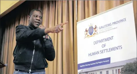  ?? PICTURE: NHLANHLA PHILLIPS ?? FEEDBACK: Human Settlement­s MEC Paul Mashatile gives a report-back at a community hall in Ennerdale Extension 1.