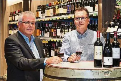  ?? ?? De gauche à droite, Messieurs Jean-Marc Hubertus et Damien Lassance, experts en vins chez Cactus, vous présentent leurs coups de coeur.