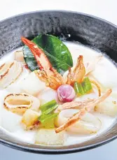  ??  ?? The soothing coconut milk soup with dried squid.