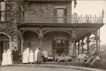  ??  ?? Relief Hospital at Ballinahin­ch mansion on James Street South, circa 1916.