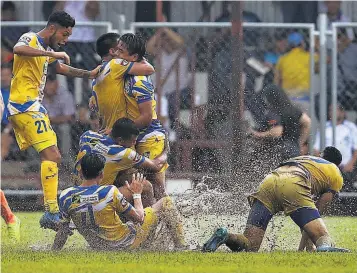  ?? ?? Celebració­n. Así festejaron los jugadores del Jocoro luego de levantar un 0-2 contra Águila.