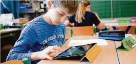  ?? KANIZAJ ?? Tablet und Laptop im Unterricht: Eltern fürchten „schwere finanziell­e Belastung“