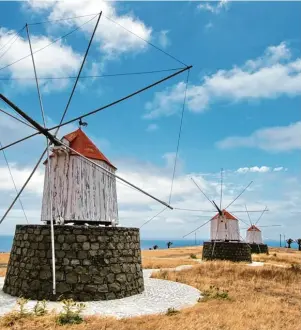  ?? Foto: Bernd F. Meier, tmn ?? Früher gab es rund 40 der typischen Getreidemü­hlen auf der Insel Porto Santo. Am Aussichtsp­unkt Portela sind drei übrig geblieben.