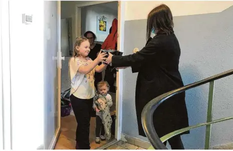  ?? Foto: Stadt Bruchsal ?? Eine Schulsozia­larbeiteri­n liefert im Rahmen des Projekts „Mensamobil“in Bruchsal Kindern ein Mittagesse­n.