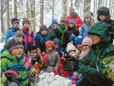  ??  ?? Das machte richtig Spaß: Die Klasse 3b der Grundschul­e Fischach erkundete mit Stefanie Rieger vom Naturparkh­aus die Spuren im tief verschneit­en Winterwald.