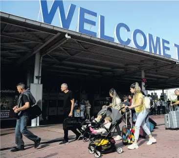  ?? ?? Immer mehr Russen kommen nach Antalya an der türkischen Mittelmeer­küste – als Touristen, aber auch als Flüchtling­e
