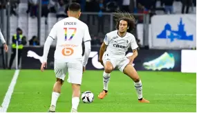  ?? Federico Pestellini / PANORAMIC ?? Le maillot porté par Mattéo Guendouzi lors de Marseille-Angers est mis en vente aux enchères.