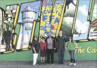  ?? PHOTO COURTESY ALFREDO GUZMAN ?? FROM LEFT TO RIGHT: Posing in front of the mural: Maria Dominguez Vice President of IV Public Arts Maria Dominguez, Holtville Chamber of Commerce Director Julie Velasco, Holtville High School art teacher Alfredo Guzman, City Planner Nick Wells, and Holtville Chamber of Commerce Executive Manager Rosie Allegranza.