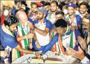  ?? HOCKEY INDIA ?? India hockey team cutting a cake with coach Graham Reid on the sidelines of sports ministry’s felicitati­on programme.