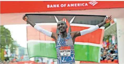  ?? FOTO: MESLAR/CHICAGO TRIBUNE VIA AP/DPA ?? Kelvin Kiptum schrieb am 8. Oktober des vergangene­n Jahres Sportgesch­ichte. Der Kenianer lief beim Chicago-Marathon, seinem erst dritten Start über diese Distanz, als erster Mensch die 42,195 Kilometer unter 2:01 Stunden.