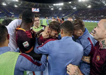  ??  ?? Emozione Francesco Totti circondato dai suoi compagni dopo aver trasformat­o il rigore della vittoria contro il TorinoTott­i non segnava una doppietta dall’11 gennaio 2015, nel derby con la Lazio (22)Roma imbattuta da 13 giornate, con 10 vittorie e 3 pareggi. Roma sempre in gol (35 totali)Ottavo rigore subito dalla Roma in questo campionato: soltanto l’Atalanta (9) se ne è visti fischiati di più; come i gialloross­i Sampdoria e Bologna