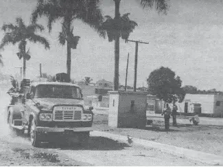  ?? OGM ?? Un camión tanque de Los Bomberos a su salida del penal de La Victoria, luego de sofocar el siniestro.