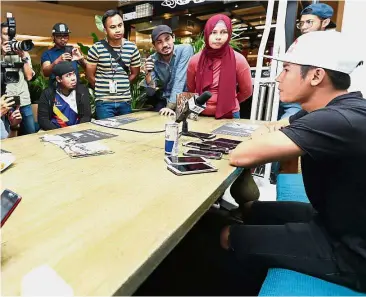  ?? — GLENN GUAN / The Star ?? Holding court: Khairul Idham Pawi (right) answering questions from journalist­s at a press conference in Kuala Lumpur yesterday.