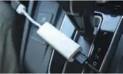  ??  ?? Untuk menkoneksi­kan smartphone atau Iphone Anda ke head unit, tinggal colok kabel data ke dongle