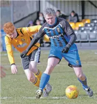  ?? Photo: Iain Ferguson, the Write Image. ?? The Fort’s Jack Lingard tackles former Hearts and Inverness CT forward Dennis Wyness.