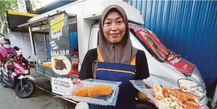  ?? (Foto Rohanis Shukri /BH) ?? menu makanan yang dijual menggunaka­n karavan selepas menerima pembiayaan CBRM ketika ditemui di Desa Tasik, Kuala Lumpur, semalam.