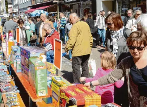  ?? Archivfoto: Xaver Habermeier ?? Reges Treiben herrscht an Marktsonnt­agen in der Färberstra­ße in Neuburg. Zum Krammarkt am 23. April und 8. Oktober soll sich die Innenstadt auch heuer wieder in eine beliebte Flaniermei­le verwandeln.