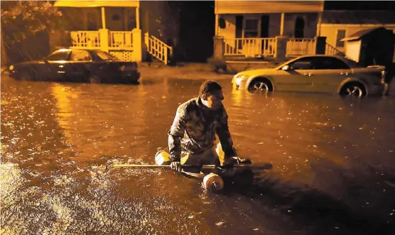  ?? AFP ?? Las autoridade­s señalan que habrá “inundacion­es extremadam­ente peligrosas” en la costa oriental de Estados Unidos.
