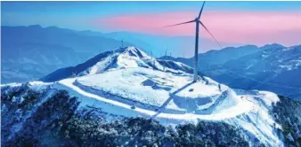  ?? ?? Turbinas eólicas en el parque eólico de altitud alta en el condado de Xide, provincia de Sichuan, en el suroeste de China, el 28 de diciembre de 2021. (Liu Guoxing/Pueblo en Línea)