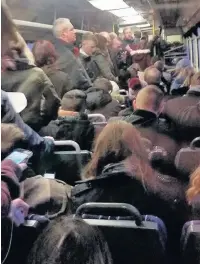  ?? Lynda Ashton ?? ●●Commuters packed onto a train at Smithy Bridge