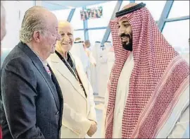  ?? HANDOUT / REUTERS ?? En Abu Dabi. El rey Juan Carlos asistió al Gran Premio y saludó al príncipe saudí Mohamed bin Salman