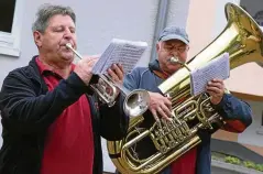  ??  ?? Die Heiligenst­ädter Musikanten unterhielt­en nicht nur auf der Bühne, sondern gaben spontane Ständchen auf dem gesamten Festgeländ­e.