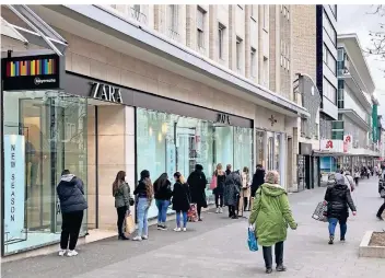  ?? FOTO: DANIEL BRICKWEDDE ?? Steht die Öffnung im Einzelhand­el schon wieder auf der Kippe? Terminshop­ping wie hier beim Modehaus Zara könnte bei weiter steigenden Zahlen bald schon wieder untersagt sein.