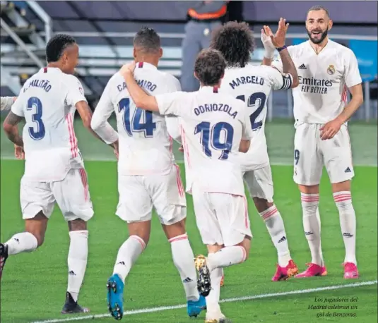  ??  ?? Los jugadores del Madrid celebran un gol de Benzema.