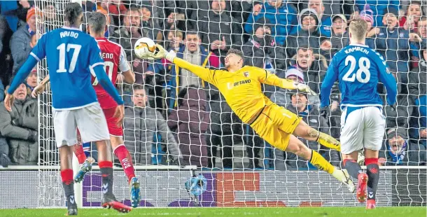  ??  ?? LATE WINNER: Braga goalkeeper Matheus is unable to prevent Ianis Hagi’s free kick hitting the back of the net at Ibrox last night as Rangers triumphed 3-2