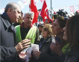  ?? (Reuters) ?? TURKISH PRESIDENT Recep Tayyip Erdogan chats with supporters of the ‘no’ campaign in Istanbul yesterday.