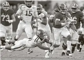  ?? Karen Warren / Houston Chronicle ?? Last season, former Channelvie­w standout Jalen Hurts, right, became the first true freshman to start at quarterbac­k at Alabama in 30 years.