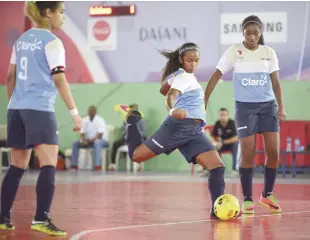  ??  ?? Momento de acción del partido entre Notre Dame y MC School en la primera ronda del cuadro principal de la etapa capitaleña de la Copa Intercoleg­ial Claro de Futsal Femenino 2018,