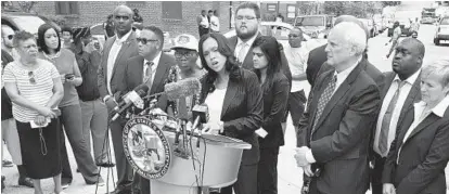 ?? AMY DAVIS/BALTIMORE SUN ?? Baltimore State’s Attorney Marilyn Mosby, center, chose to hold a news conference explaining her decision to drop the remaining charges against police officers connected to the death of Freddie Gray in the neighborho­od in which Gray was taken into...