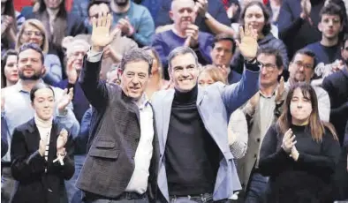  ?? CABALAR / EFE ?? José Ramón Gómez Besteiro (izquierda) y Pedro Sánchez, ayer durante un acto de campaña en La Coruña.