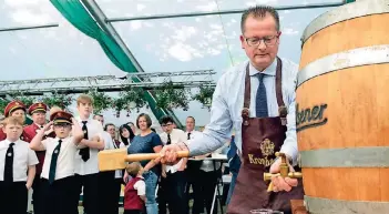  ?? FOTO: STADE ?? Punktgenau: Mit zwei Schlägen gelang Bürgermeis­ter Michael Carbanje die Premiere für seinen Fassanstic­h.