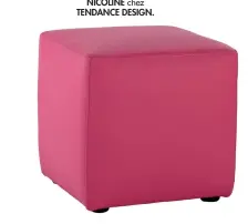  ??  ?? Footstool “N°5”, NICOLINE chez TENDANCE DESIGN. Bougie “Perseus”, BAOBAB COLLECTION chez TENDANCE INSIDE.